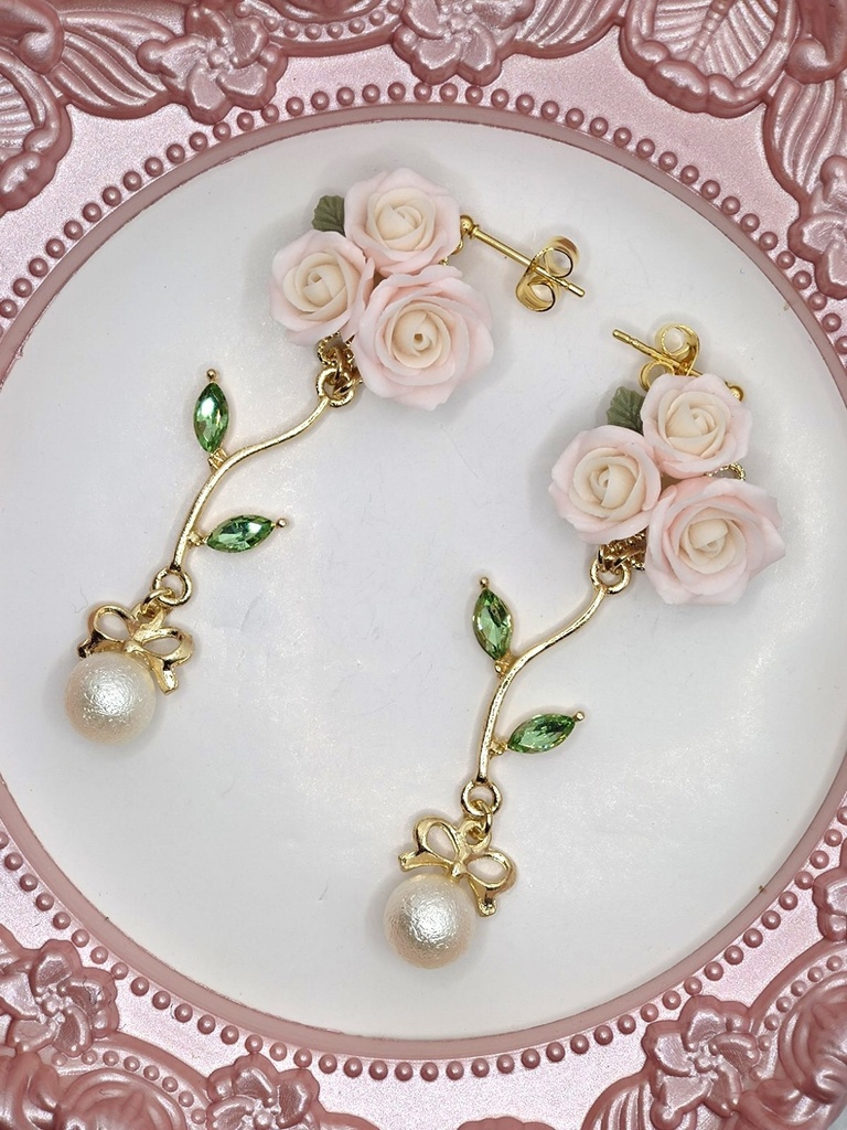 146 薄ピンクのバラブーケピアス(サージカルステンレス）パーツ変更可