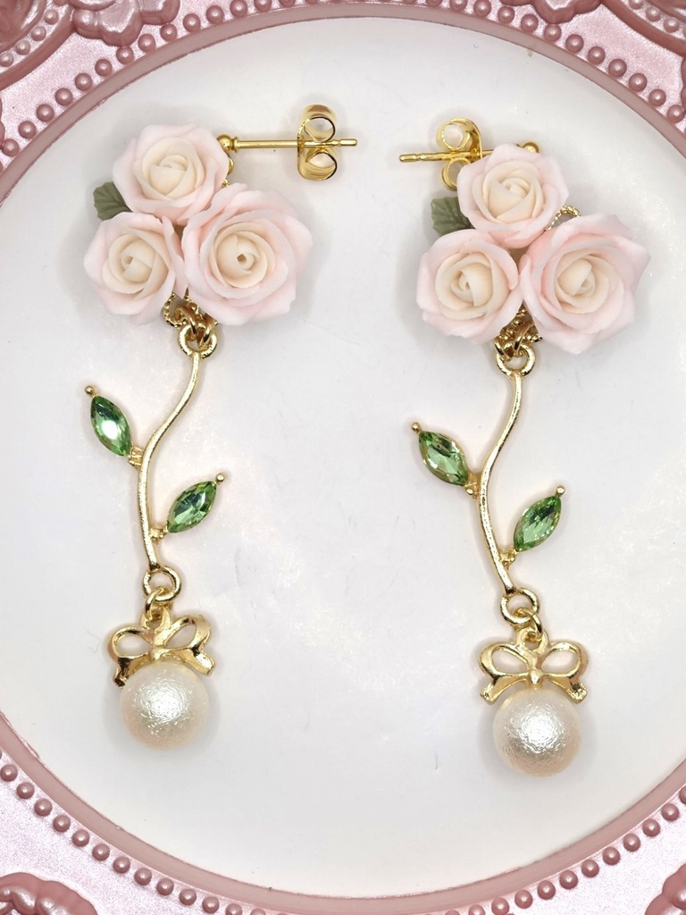 146 薄ピンクのバラブーケピアス(サージカルステンレス)パーツ変更可