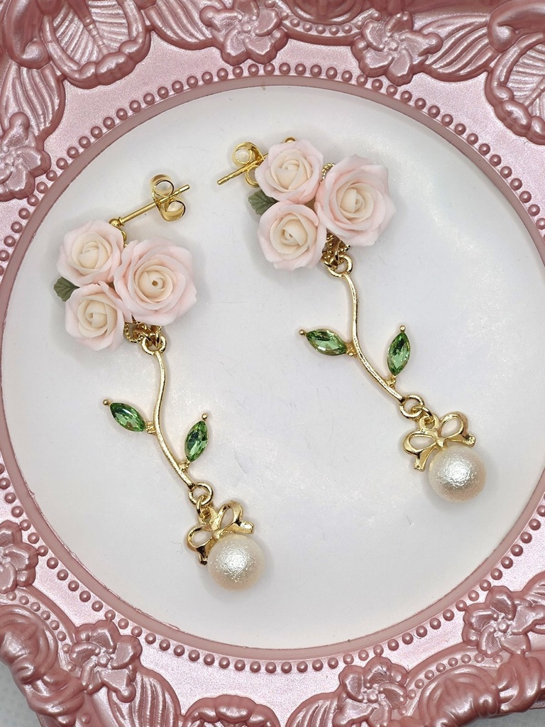 146 薄ピンクのバラブーケピアス(サージカルステンレス)パーツ変更可