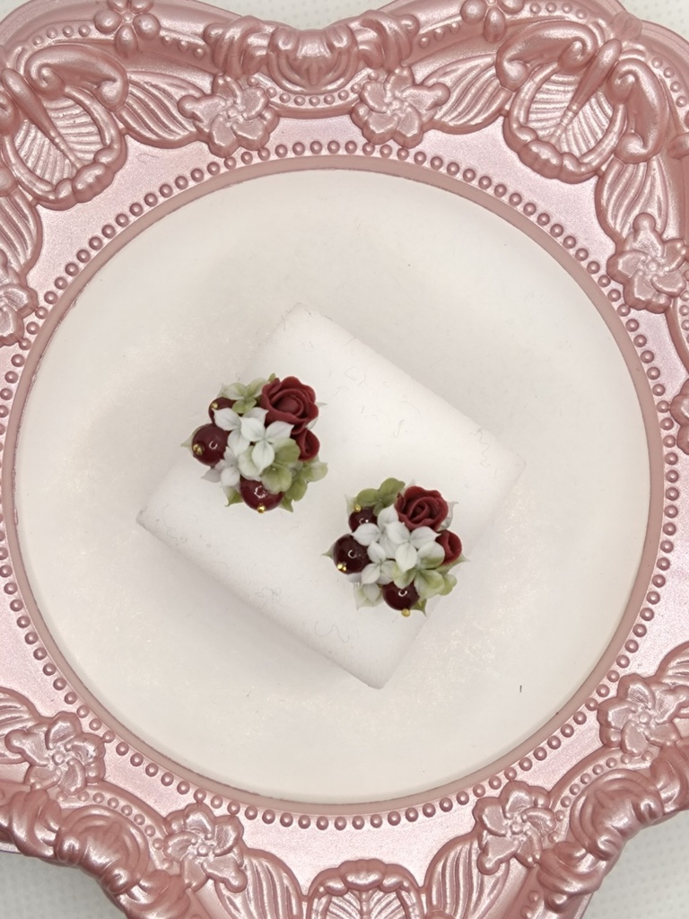 205 赤い実とクローバーのミニブーケピアス（サージカルステンレス）