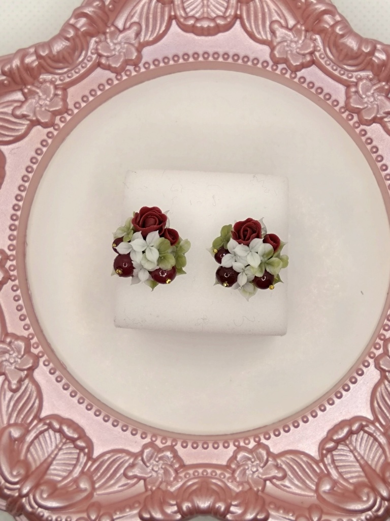 205 赤い実とクローバーのミニブーケピアス(サージカルステンレス)