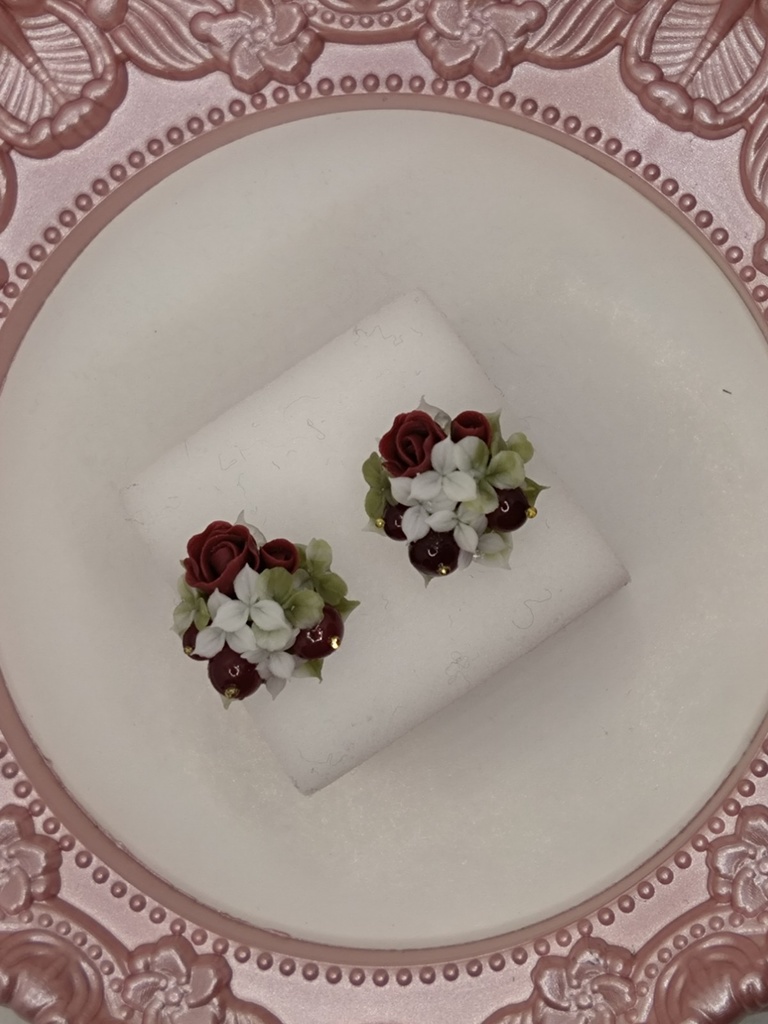 205 赤い実とクローバーのミニブーケピアス(サージカルステンレス)