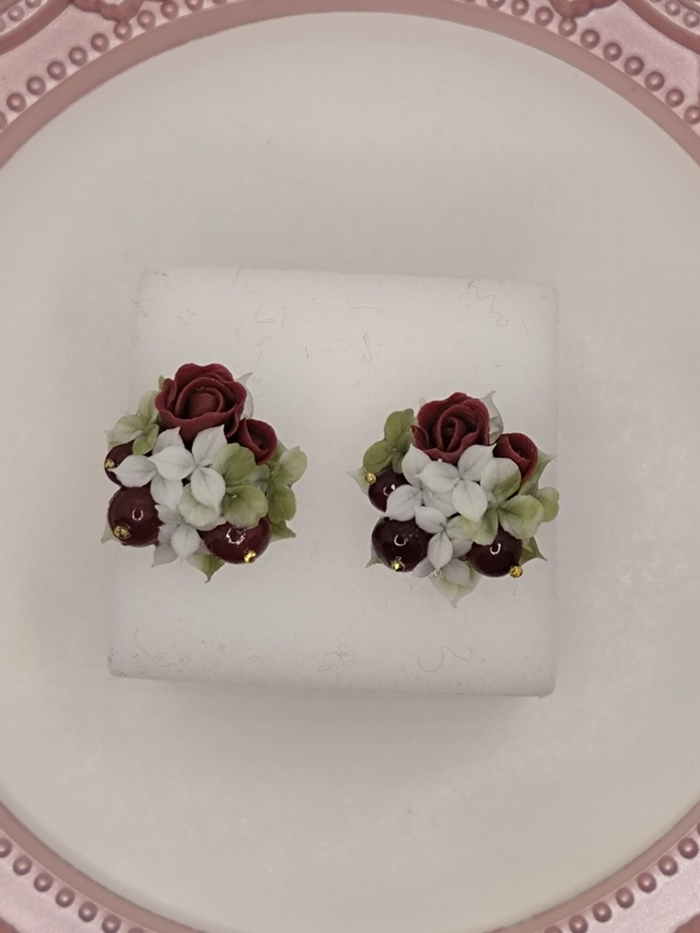 205 赤い実とクローバーのミニブーケピアス(サージカルステンレス)