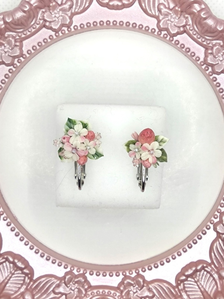 220 ピンクの苺のミニブーケイヤリング