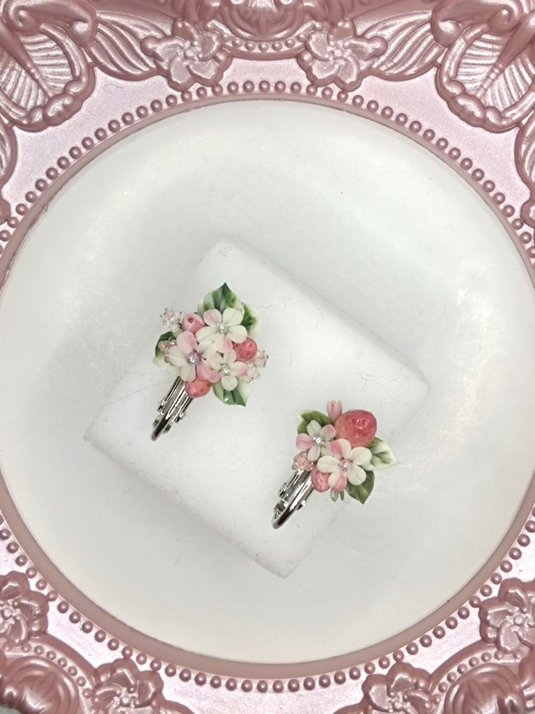 220 ピンクの苺のミニブーケイヤリング