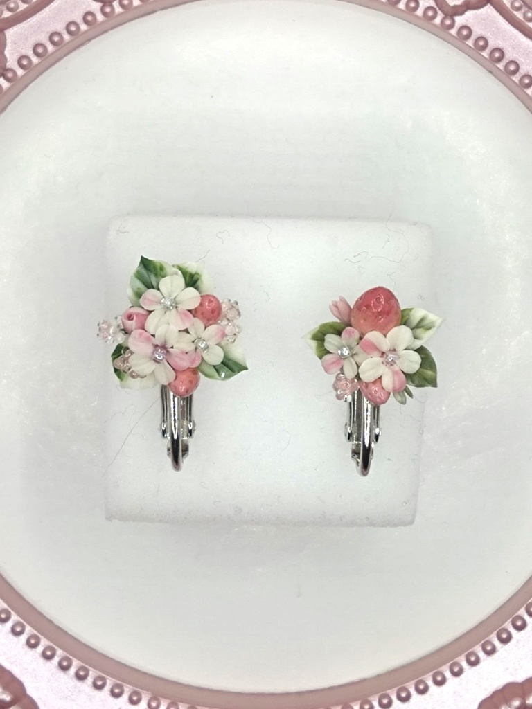 220 ピンクの苺のミニブーケイヤリング