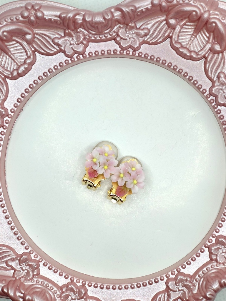 232 桜のミニブーケ蝶バネイヤリング(サージカルステンレス)