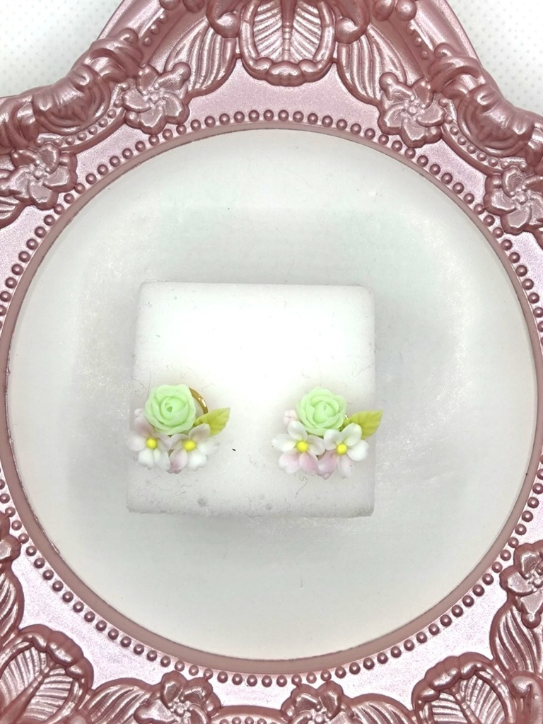 229 桜と黄緑のバラミニブーケピアス(サージカルステンレス)