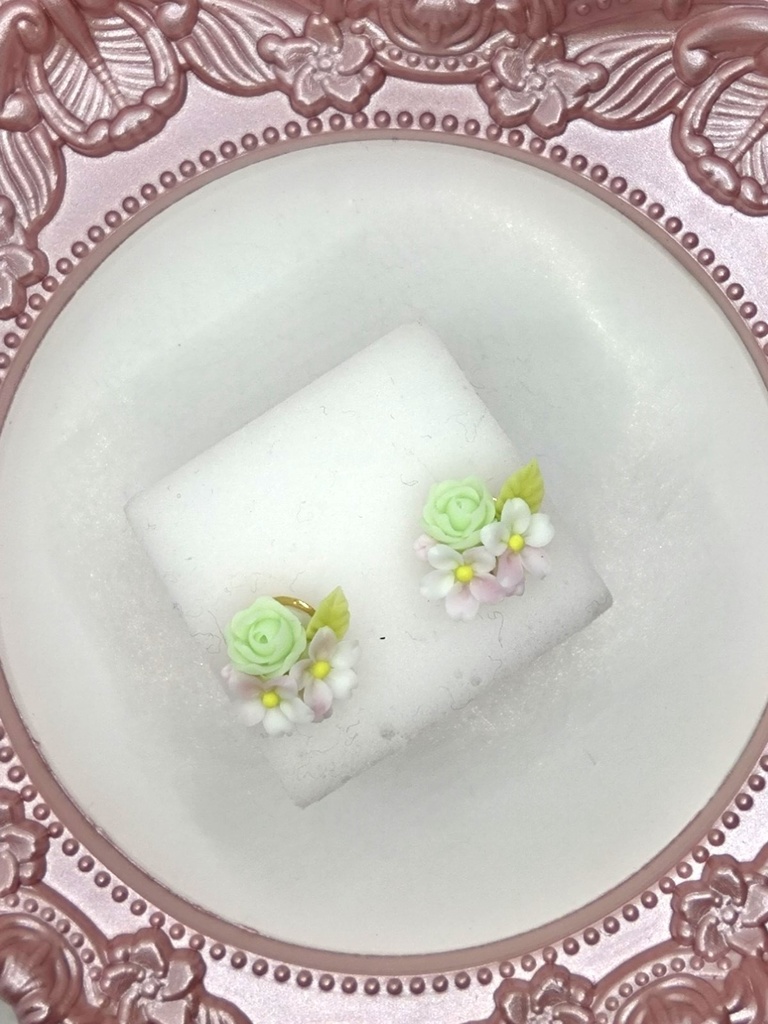 229 桜と黄緑のバラミニブーケピアス(サージカルステンレス)