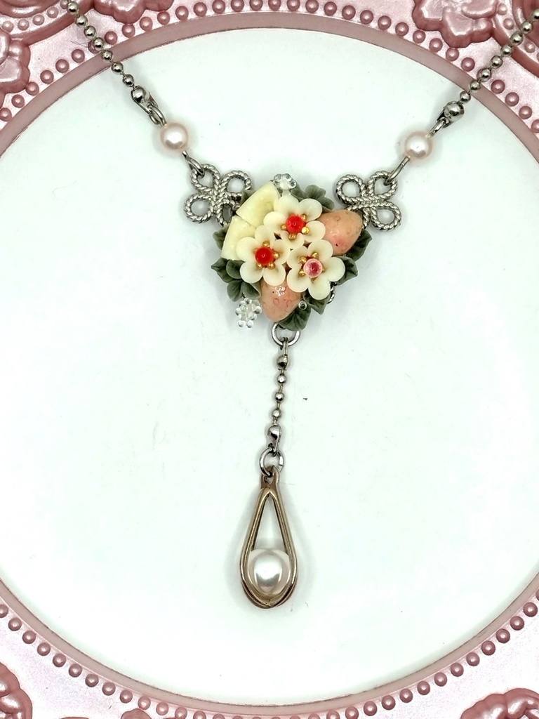 238 ピンクの苺ブーケネックレス