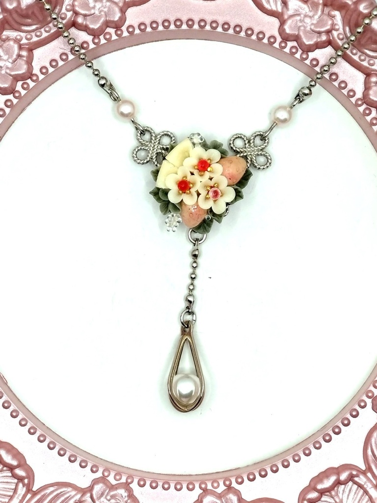 238 ピンクの苺ブーケネックレス