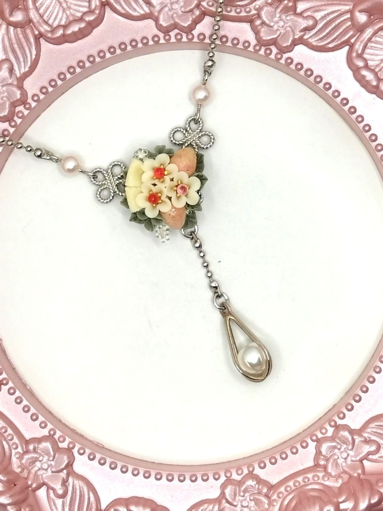 238 ピンクの苺ブーケネックレス