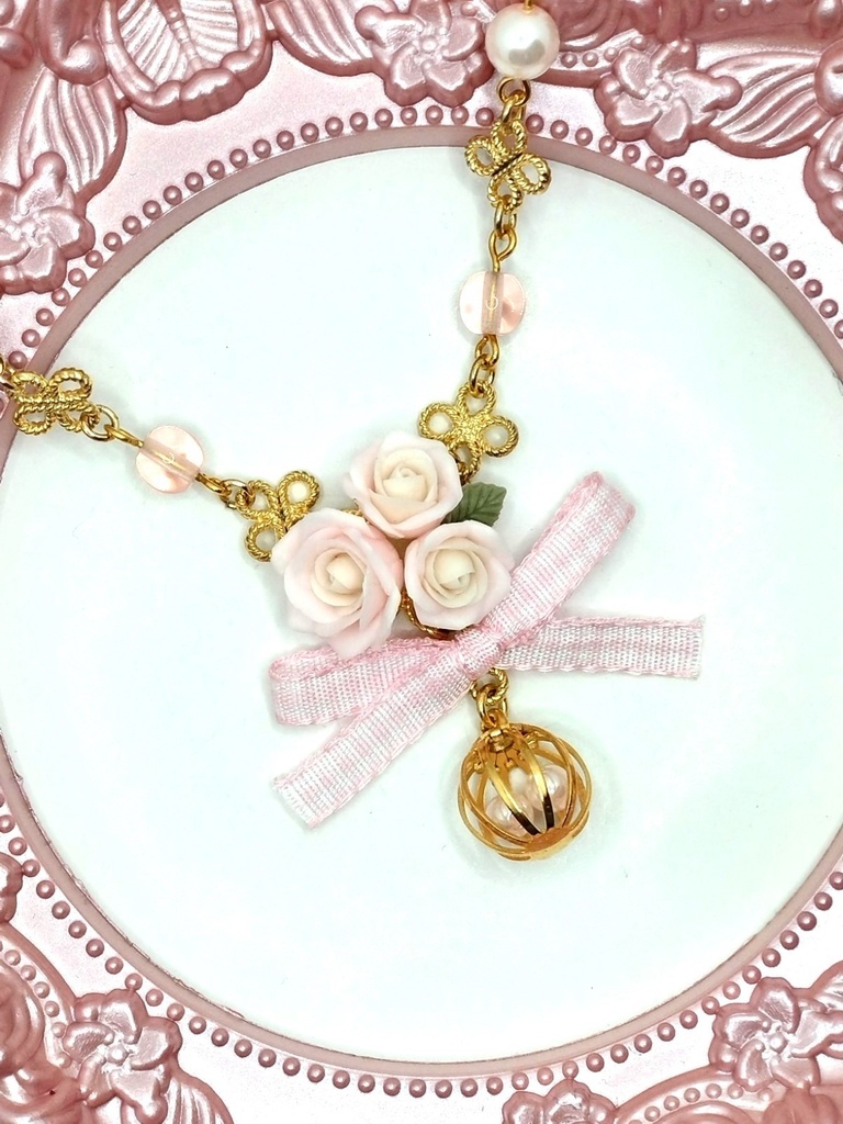 123 薄ピンクのバラブーケネックレス(かごチャーム)