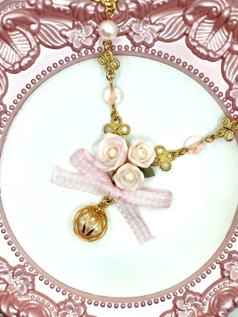 123 薄ピンクのバラブーケネックレス（かごチャーム）