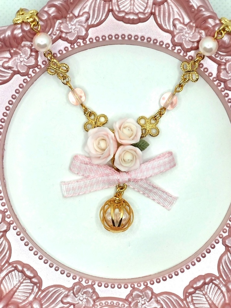 123 薄ピンクのバラブーケネックレス(かごチャーム)