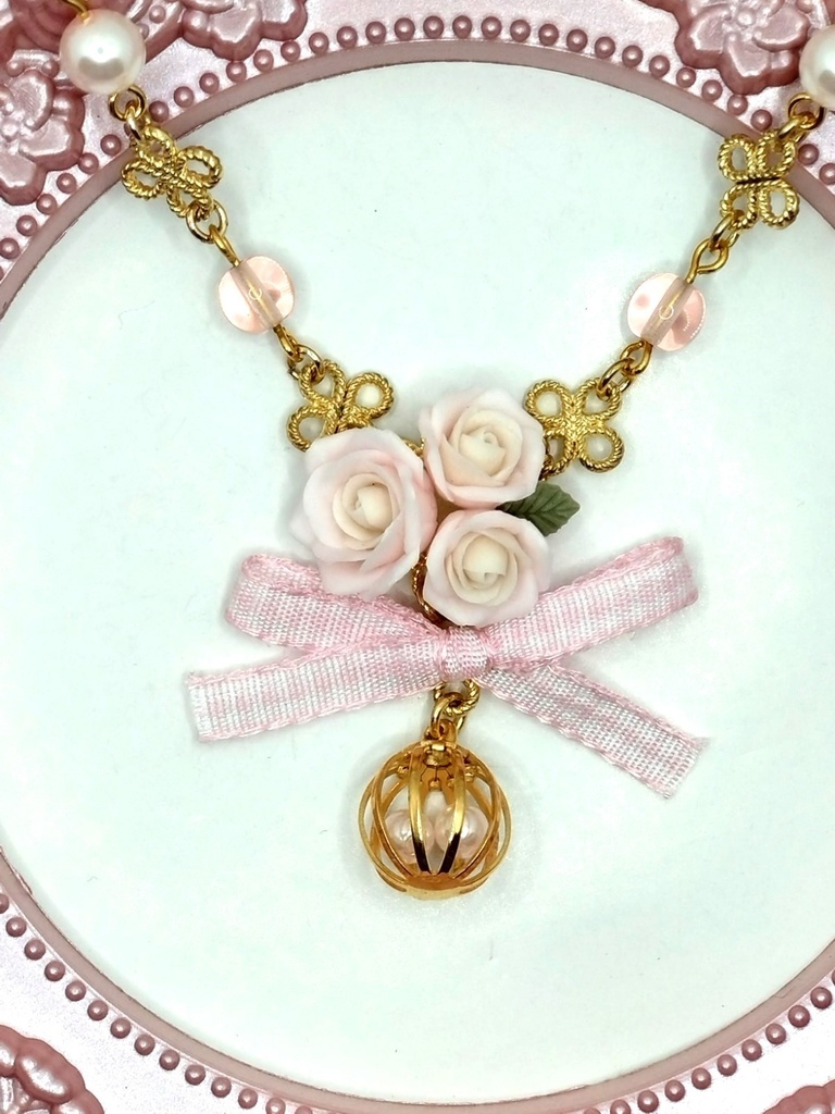 123 薄ピンクのバラブーケネックレス(かごチャーム)