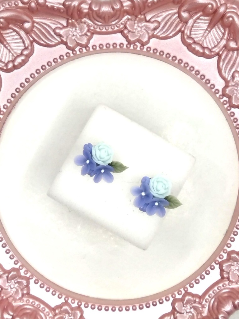 256 ライラックとバラのミニブーケピアス（青紫）サージカルステンレス
