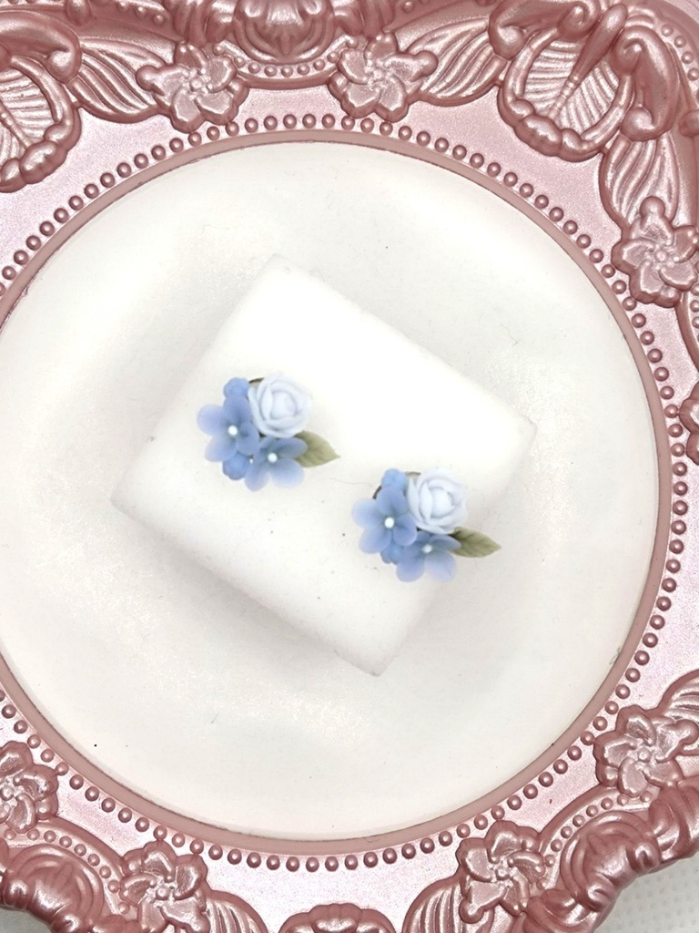 253 ライラックとバラのミニブーケピアス(青)サージカルステンレス