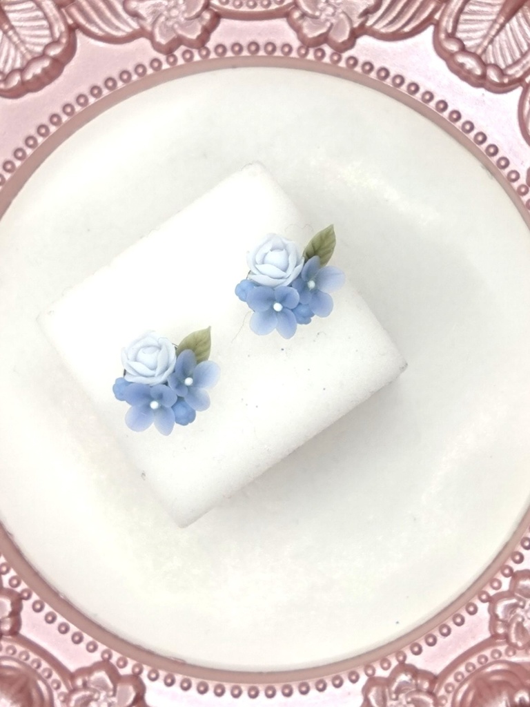 253 ライラックとバラのミニブーケピアス(青)サージカルステンレス