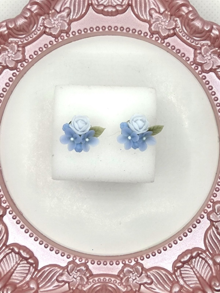 253 ライラックとバラのミニブーケピアス(青)サージカルステンレス