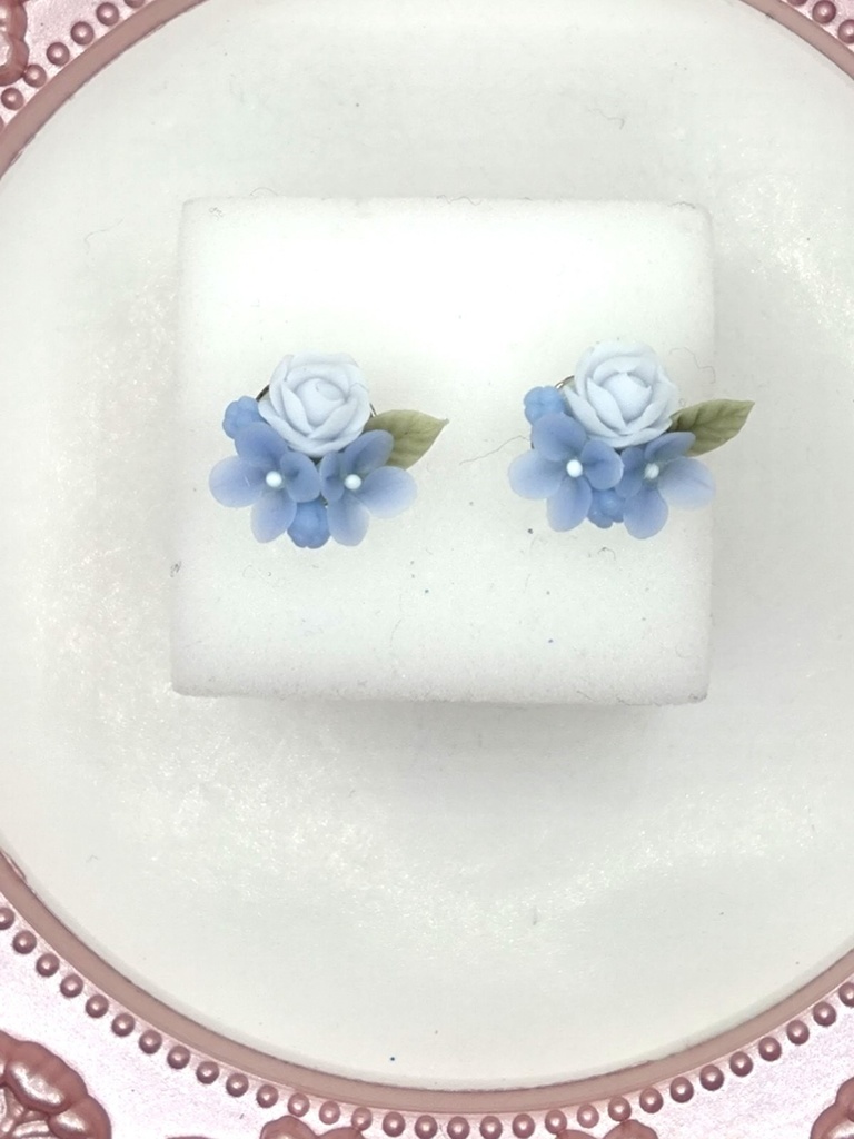 253 ライラックとバラのミニブーケピアス(青)サージカルステンレス