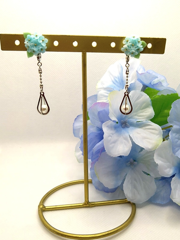209 水色の紫陽花ブーケピアス(サージカルステンレス)チャーム着脱可