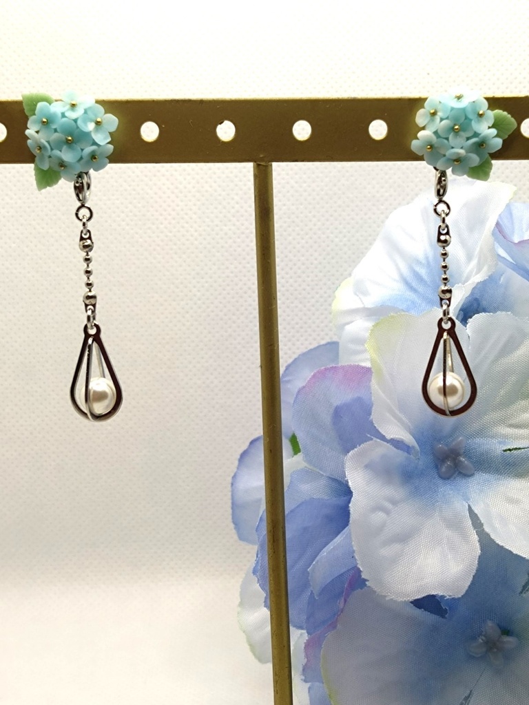 209 水色の紫陽花ブーケピアス(サージカルステンレス）チャーム着脱可