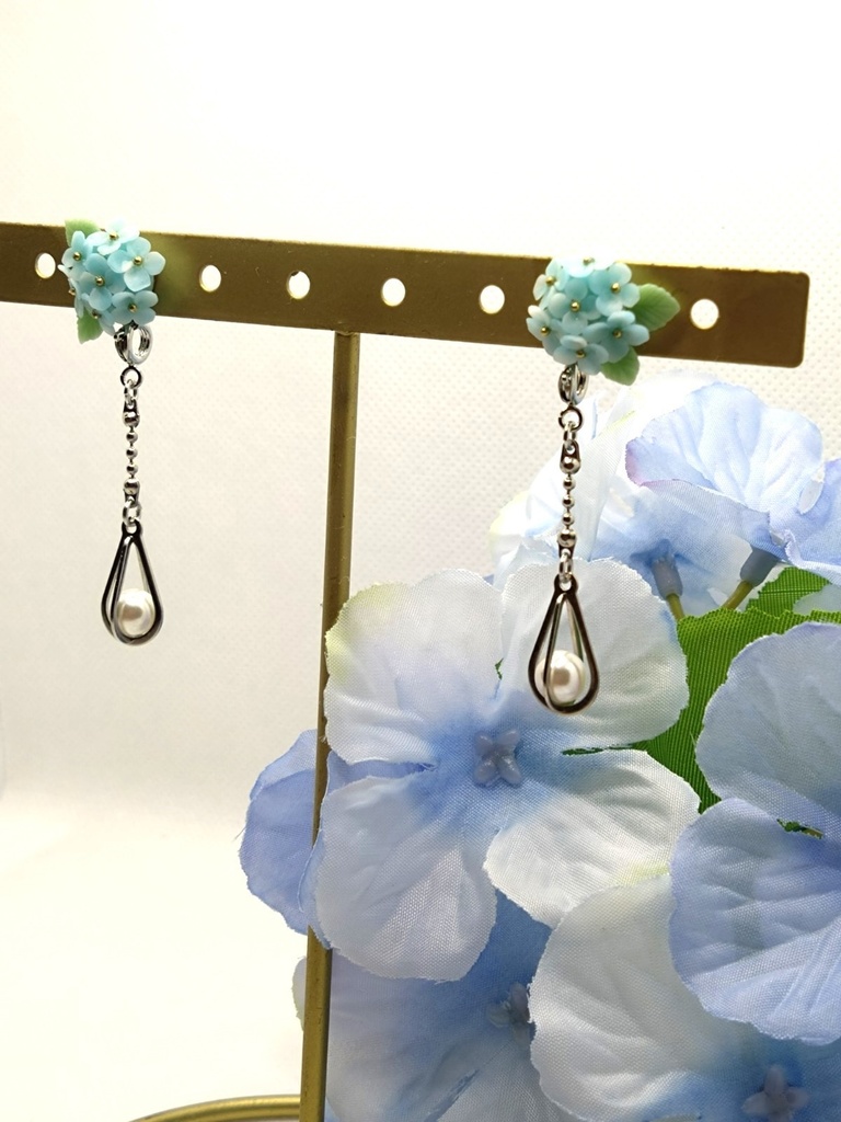 209 水色の紫陽花ブーケピアス(サージカルステンレス)チャーム着脱可