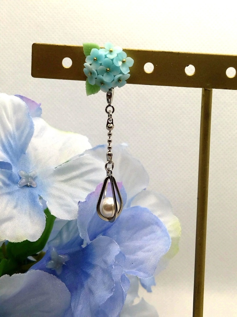 209 水色の紫陽花ブーケピアス(サージカルステンレス)チャーム着脱可