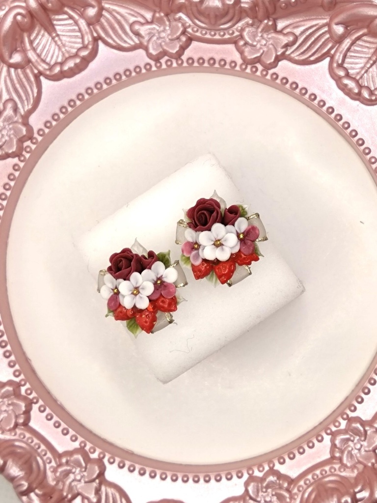 210 苺とバラのブーケピアス(サージカルステンレス)チャーム着脱可