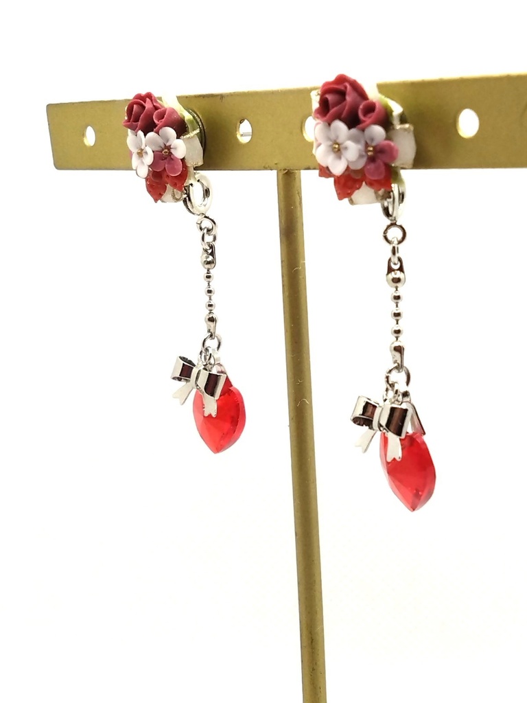 210 苺とバラのブーケピアス(サージカルステンレス)チャーム着脱可