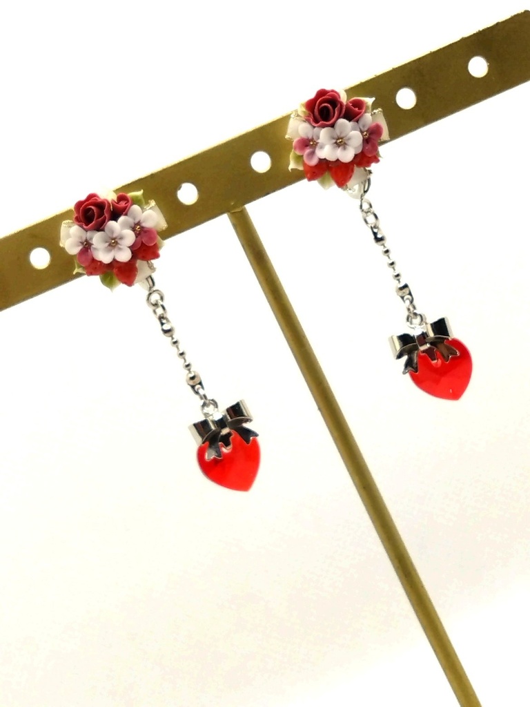 210 苺とバラのブーケピアス(サージカルステンレス)チャーム着脱可