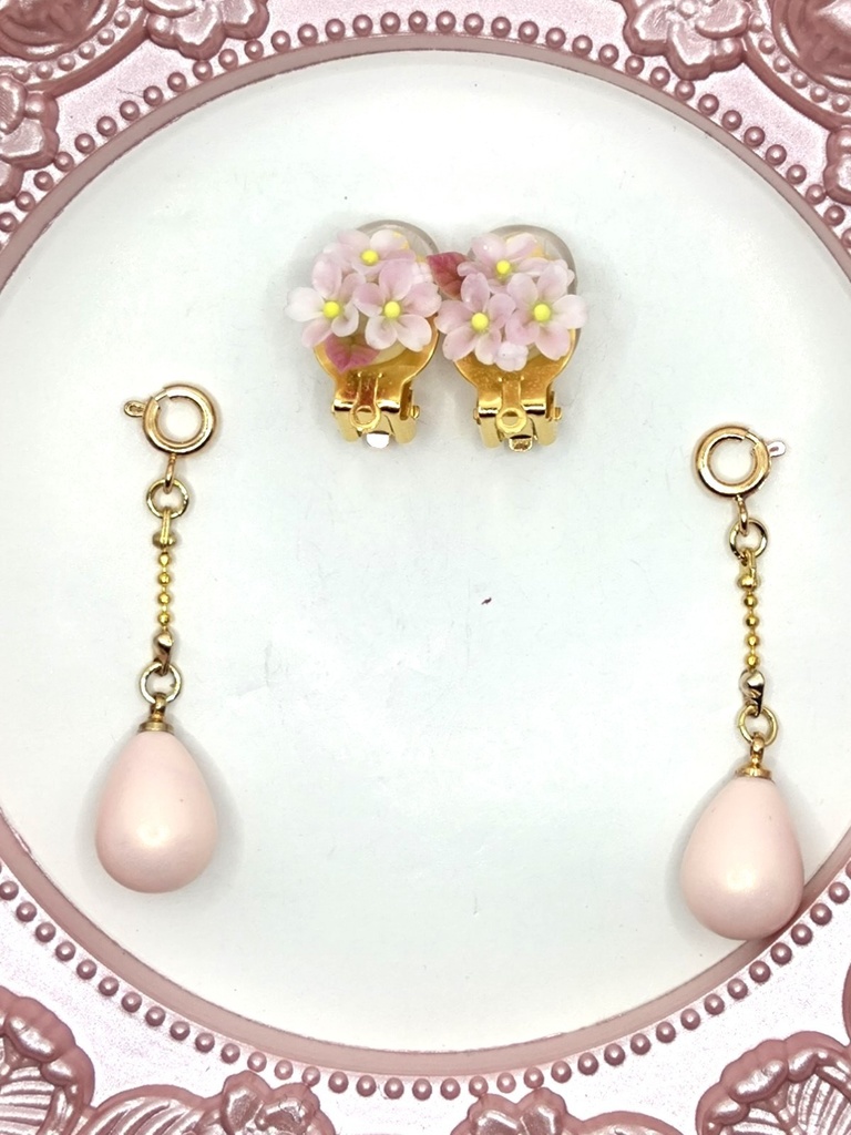 234 桜のミニブーケ蝶バネイヤリング(サージカルステンレス)チャーム着脱可 ピンクの雫チャーム