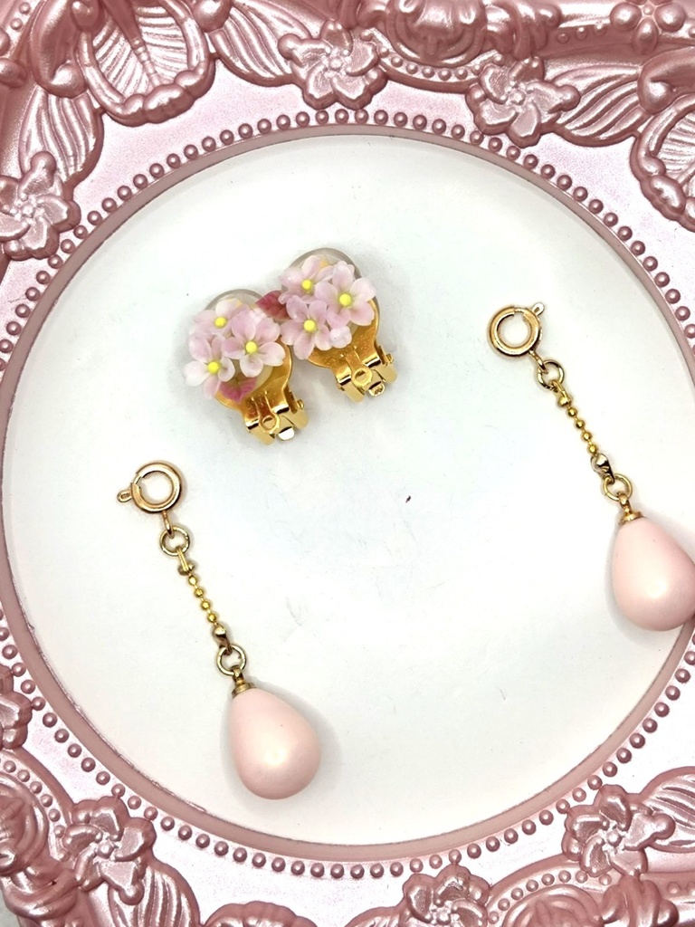 234 桜のミニブーケ蝶バネイヤリング(サージカルステンレス)チャーム着脱可 ピンクの雫チャーム