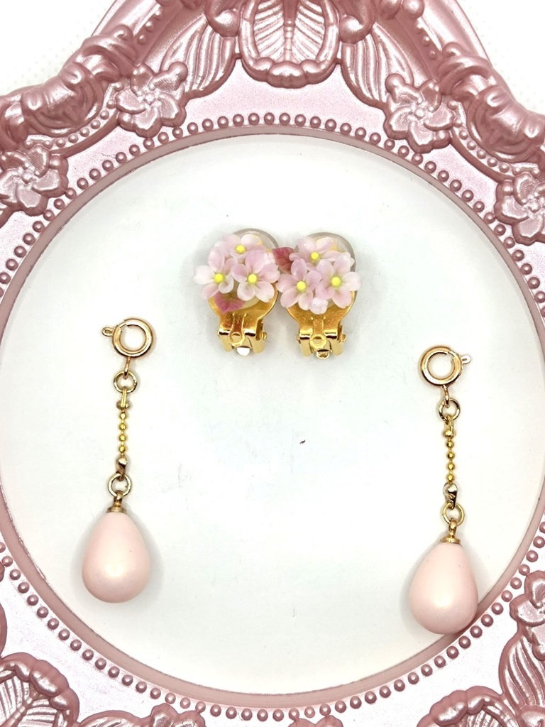 234 桜のミニブーケ蝶バネイヤリング(サージカルステンレス)チャーム着脱可 ピンクの雫チャーム