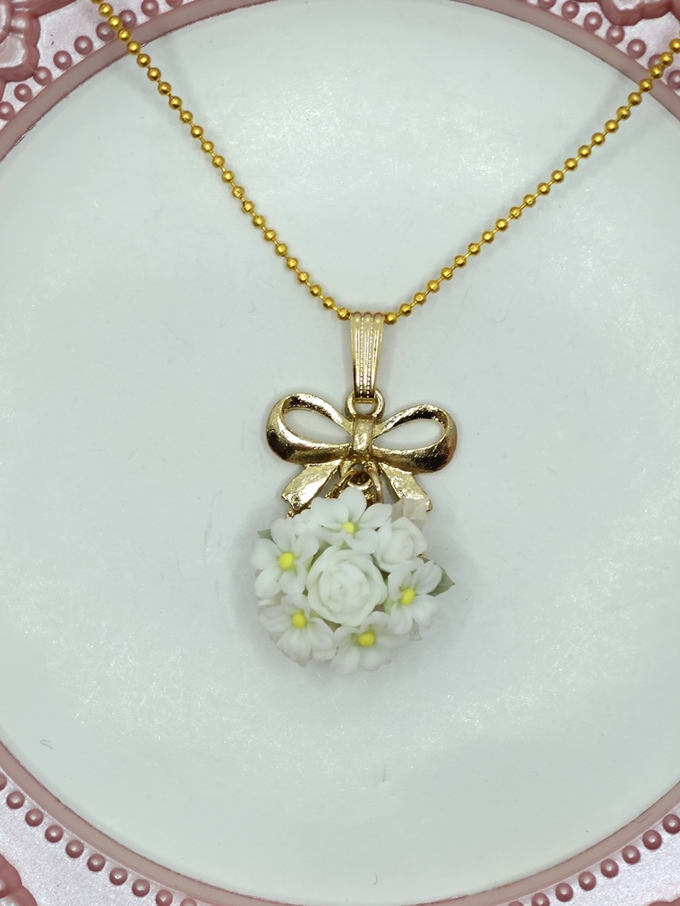 ホワイトブーケのリボンネックレス