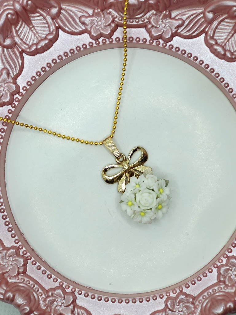 ホワイトブーケのリボンネックレス