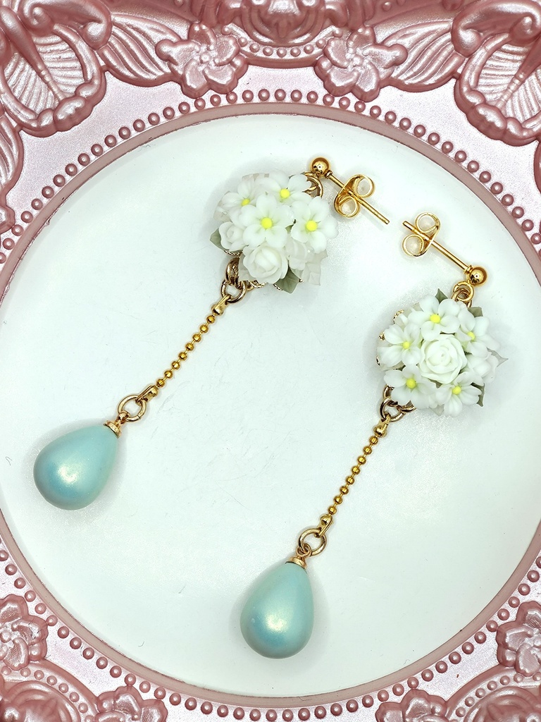 ホワイトブーケのピアス(サージカルステンレス）/イヤリング/樹脂ノンホールピアス/クリップ式イヤリング（サージカルステンレス）