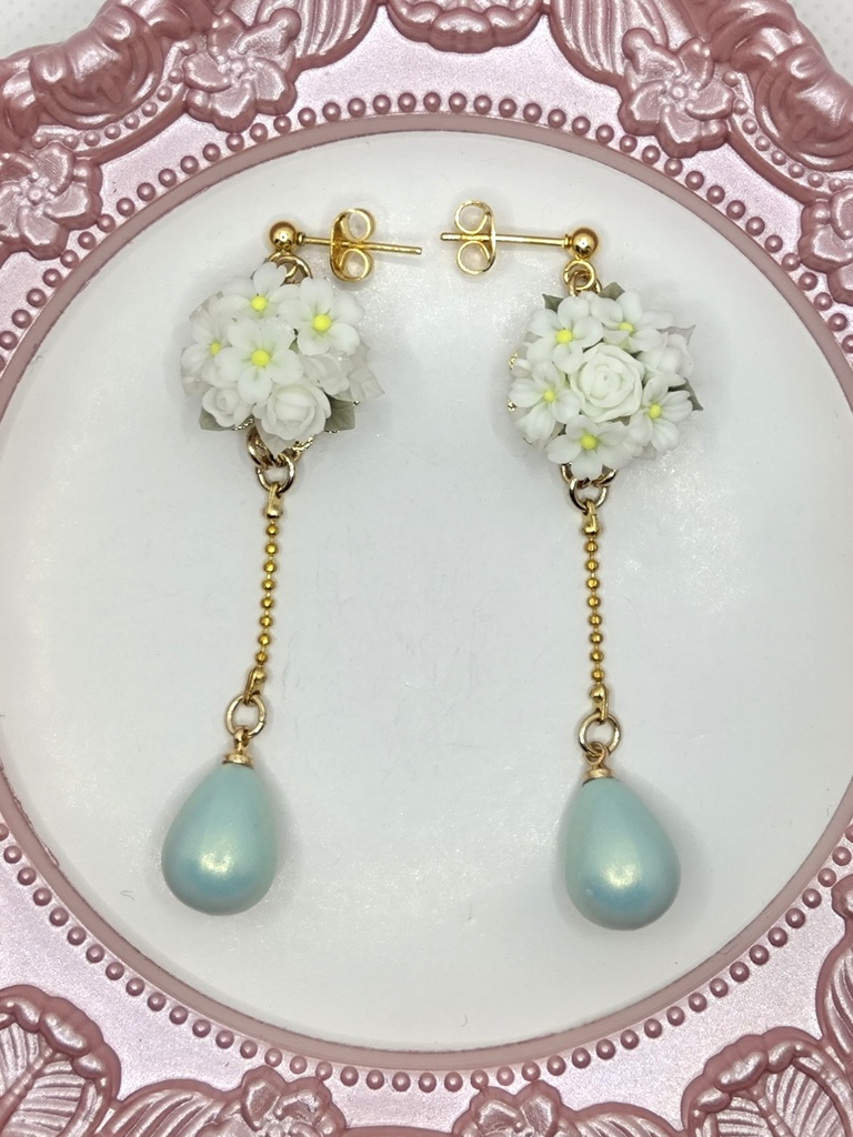 ホワイトブーケのピアス(サージカルステンレス)/イヤリング/樹脂ノンホールピアス/クリップ式イヤリング(サージカルステンレス)
