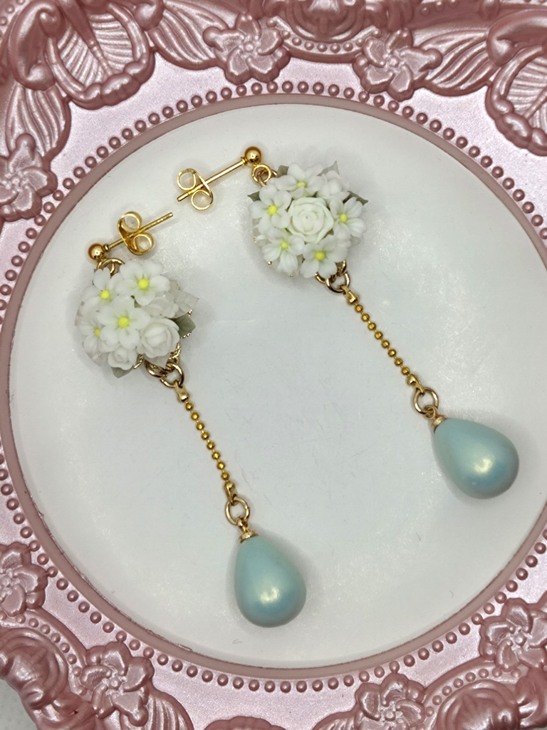 ホワイトブーケのピアス(サージカルステンレス)/イヤリング/樹脂ノンホールピアス/クリップ式イヤリング(サージカルステンレス)