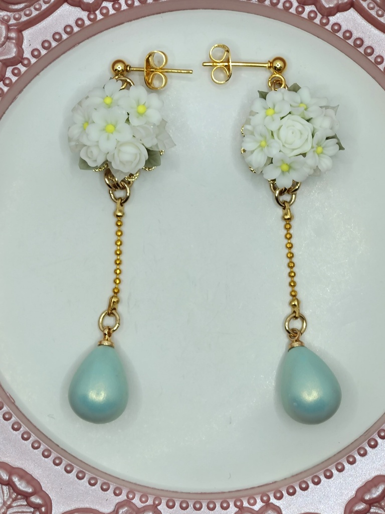 ホワイトブーケのピアス(サージカルステンレス)/イヤリング/樹脂ノンホールピアス/クリップ式イヤリング(サージカルステンレス)