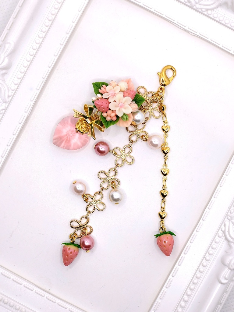 303 ピンクの苺ブーケ3連ストラップ