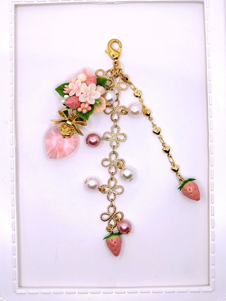 303 ピンクの苺ブーケ3連ストラップ