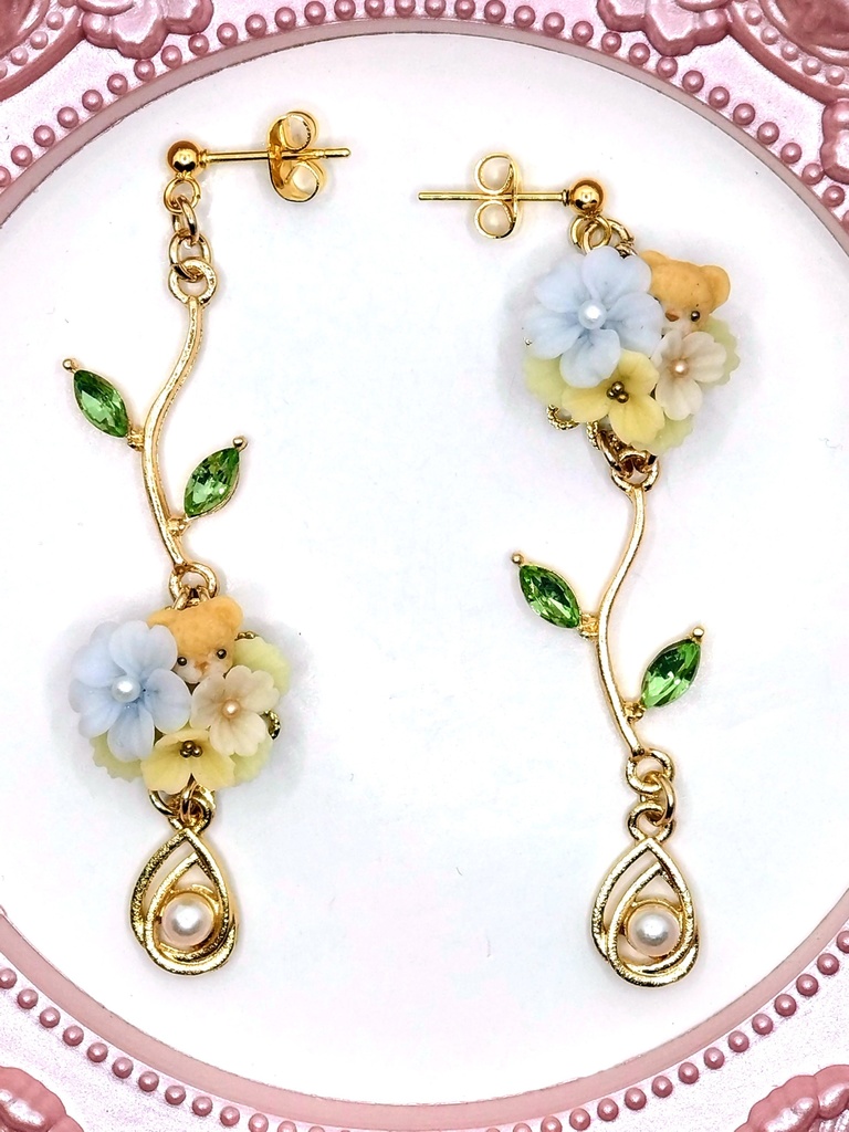313 水色のお花とちびくまちゃんブーケピアス(サージカルステンレス)/イヤリング/樹脂ノンホールピアス/クリップ式イヤリング(サージカルステンレス)