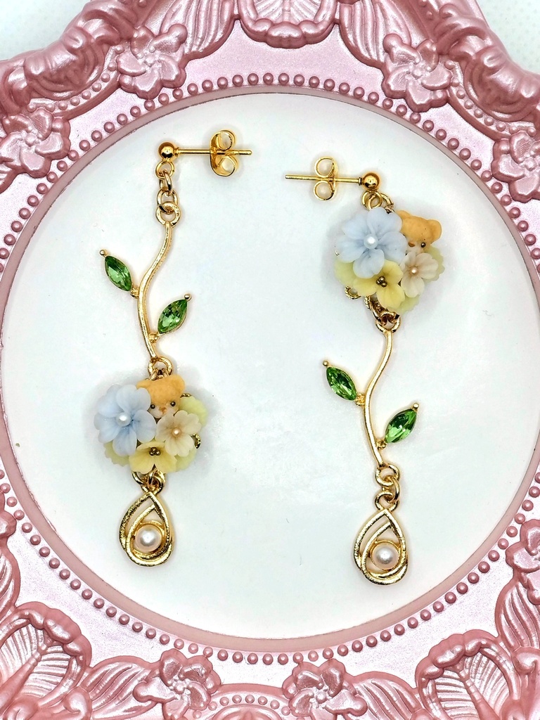 313 水色のお花とちびくまちゃんブーケピアス(サージカルステンレス)/イヤリング/樹脂ノンホールピアス/クリップ式イヤリング(サージカルステンレス)
