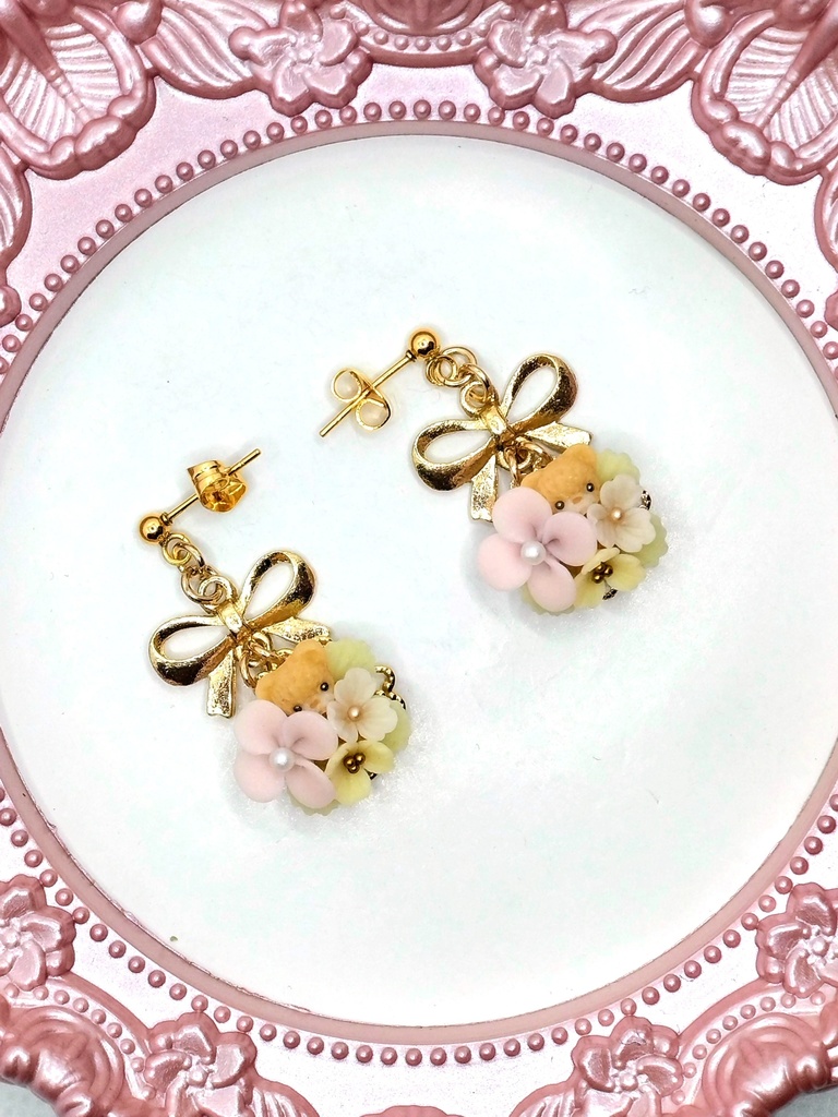 314 ピンクのお花とちびくまちゃんブーケピアス(サージカルステンレス)/イヤリング/樹脂ノンホールピアス/クリップ式イヤリング(サージカルステンレス)