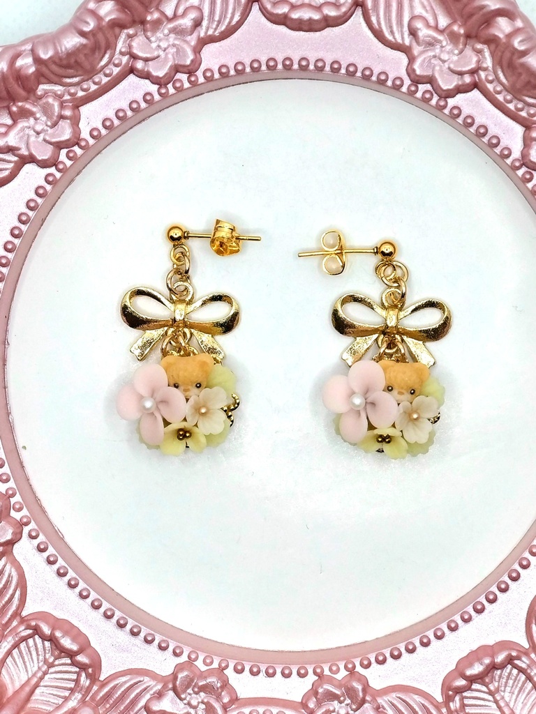 314 ピンクのお花とちびくまちゃんブーケピアス(サージカルステンレス)/イヤリング/樹脂ノンホールピアス/クリップ式イヤリング(サージカルステンレス)
