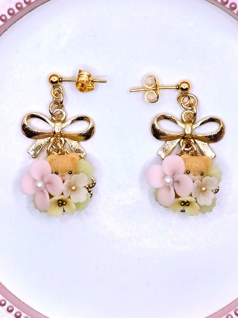 314 ピンクのお花とちびくまちゃんブーケピアス(サージカルステンレス)/イヤリング/樹脂ノンホールピアス/クリップ式イヤリング(サージカルステンレス)