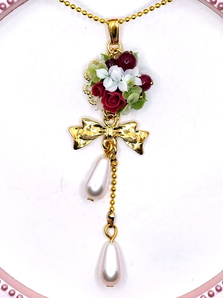 321 赤いバラと木の実のブーケネックレス