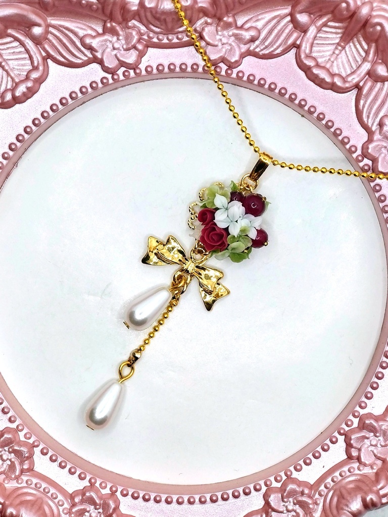 321 赤いバラと木の実のブーケネックレス